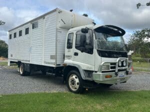 2004 Isuzu - 5 large horse Truck