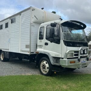 2004 Isuzu - 5 large horse Truck