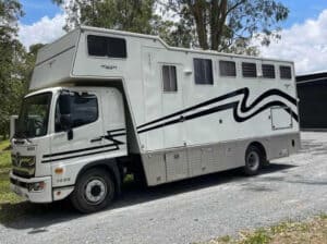 2021 Hino 4 Horse truck with living