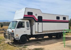 Lovely 4-5 Horse Truck with Living.