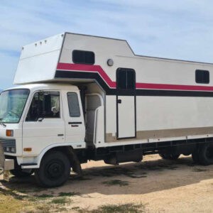 Lovely 4-5 Horse Truck with Living.